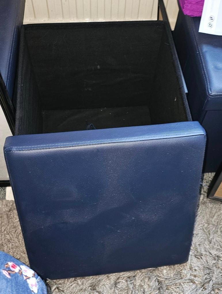 2 kleine poefs kan je iets in steken blauw, Maison & Meubles, Canapés | Repose-pieds & Poufs, Enlèvement, Utilisé, Cuir