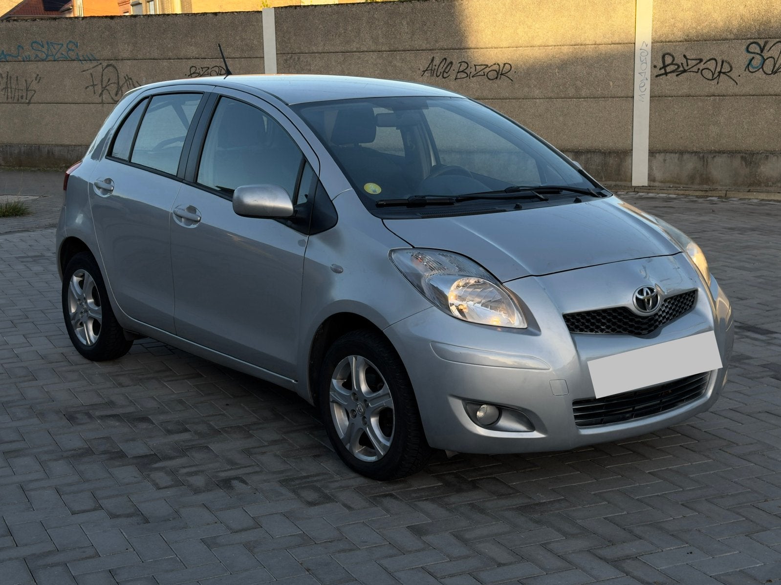 Toyota yaris 1.3 benzine automaat 88km gekeurd voor verkoop, Auto's, Euro 5, Zwart, 4 cilinders, Elektrische ramen