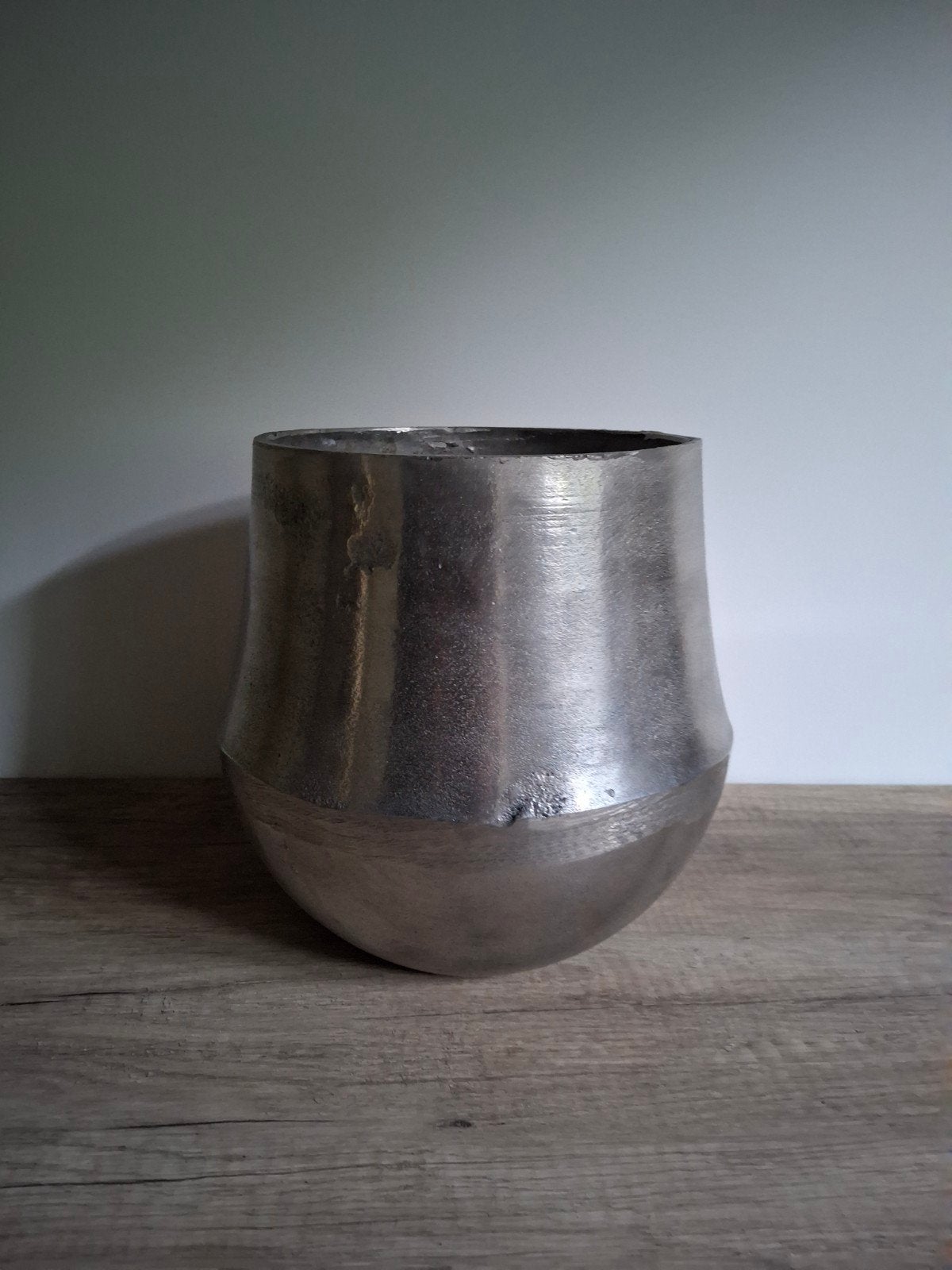vaas / pot van zwaar aluminium/ inox, Huis en Inrichting, Woonaccessoires | Vazen, Ophalen