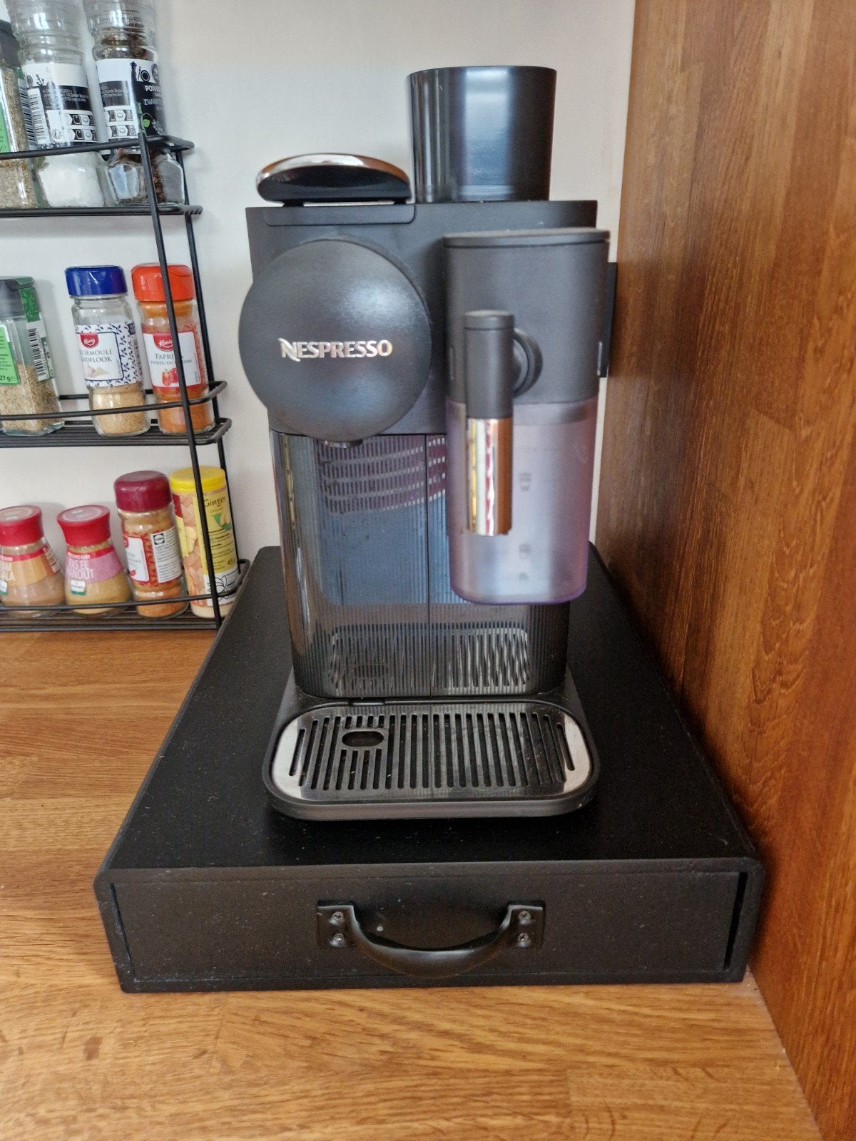 Delonghi Lattissima + capsule opberger, Ophalen, Koffiepads en cups, Overige modellen, Zo goed als nieuw