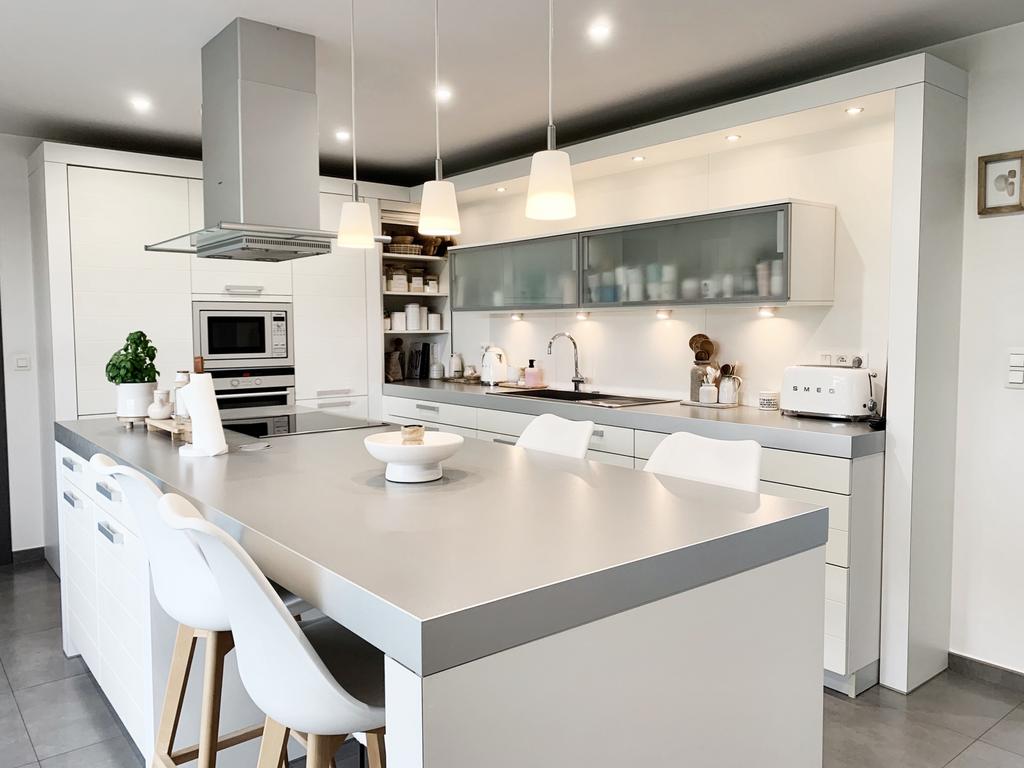 Cuisine équipée avec îlot central, Maison & Meubles, Cuisine | Cuisines complètes, Utilisé, Blanc, Avec îlot, Enlèvement