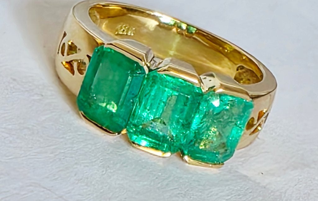 Gouden ring met 3 smaragden 3,00kt, Certificaat ALGT, Handtassen en Accessoires, Ringen, Ophalen of Verzenden, Dame of Heer, Met edelsteen