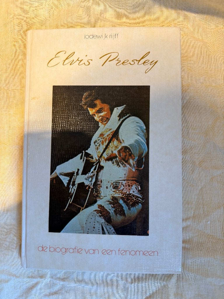 ELVIS PRESLEY BIOGRAFIE VAN EEN FENOMEEN 143 PAGINA`S, Enlèvement ou Envoi, Comme neuf, Artiste