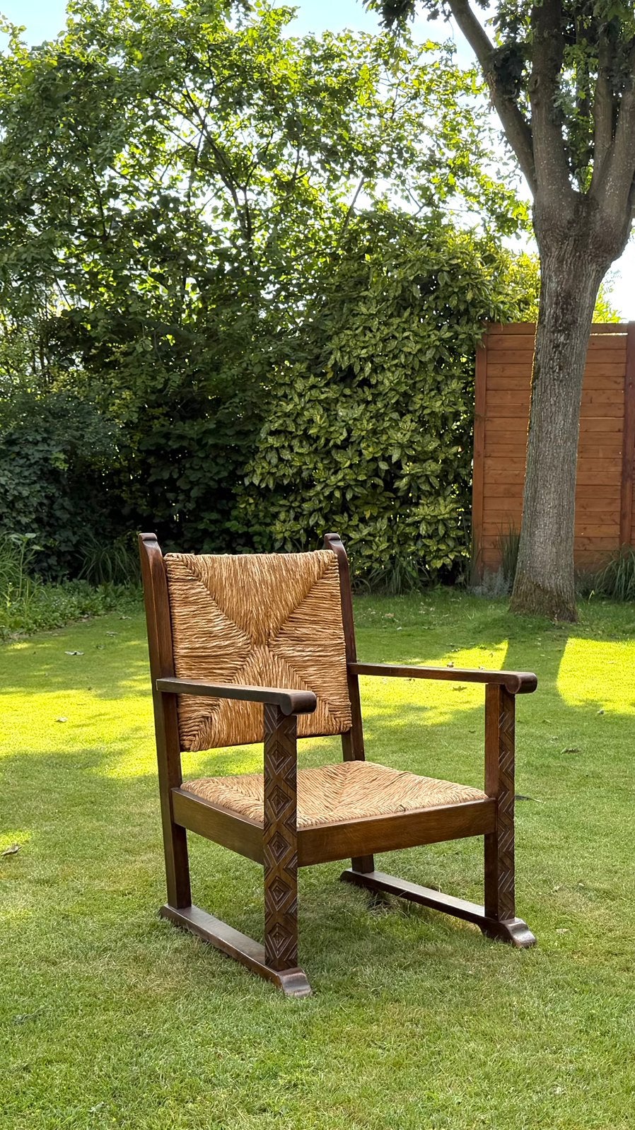 Vintage brutalistische houten armstoel met rieten zitting, Antiek en Kunst, Ophalen