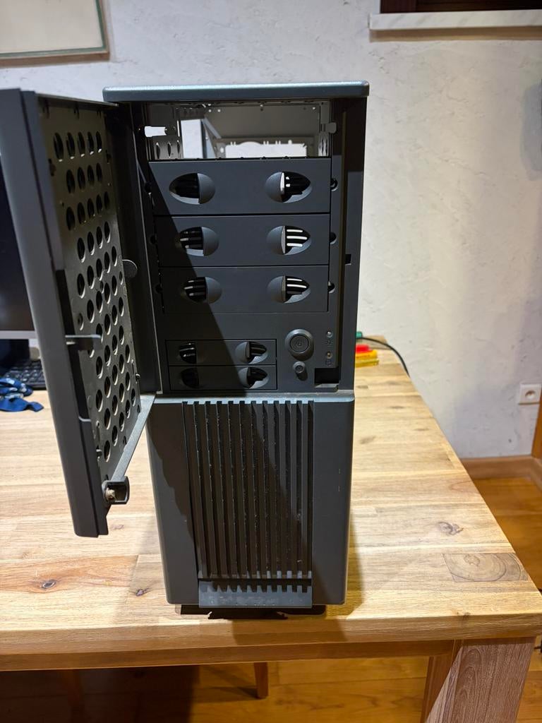 Mid Tower case / server case, Computers en Software, Ophalen of Verzenden, Zo goed als nieuw