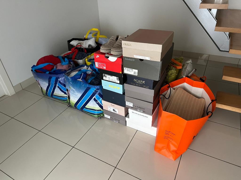 Lot de vêtements,chaussures,vestes,oreillers,costumes, ..., Enlèvement, Utilisé