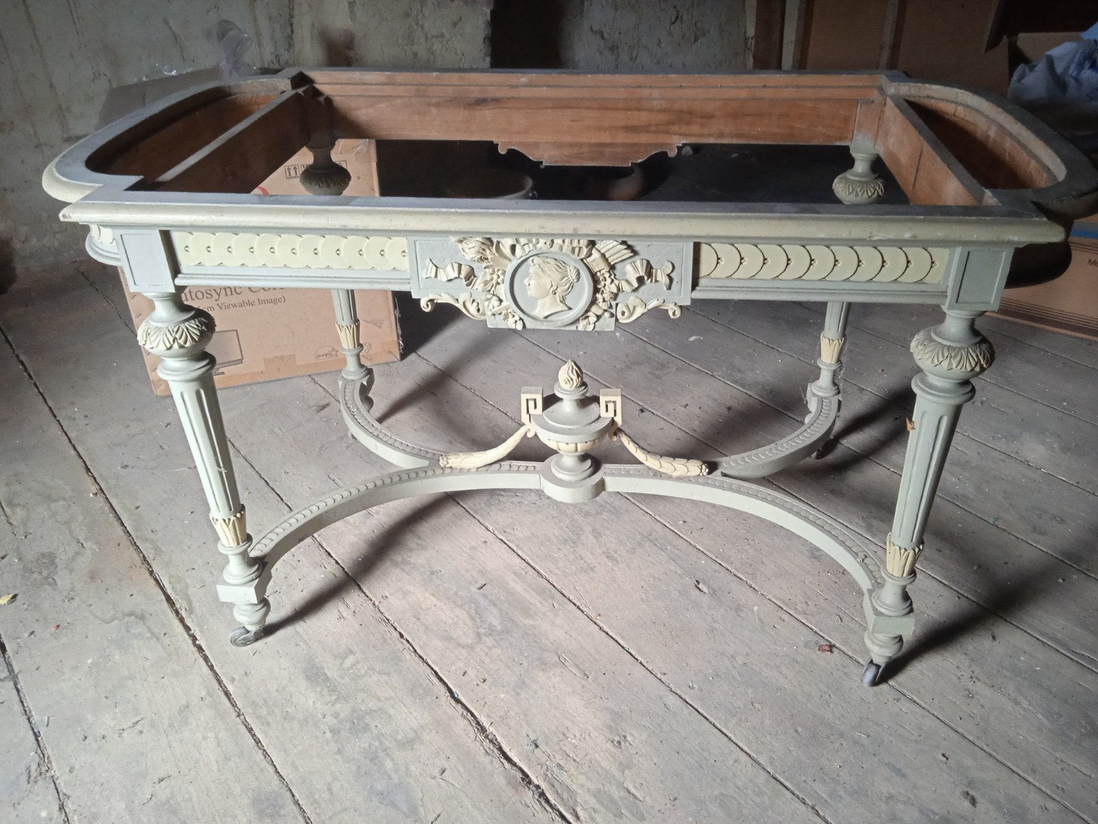 table style Louis XVI, Enlèvement