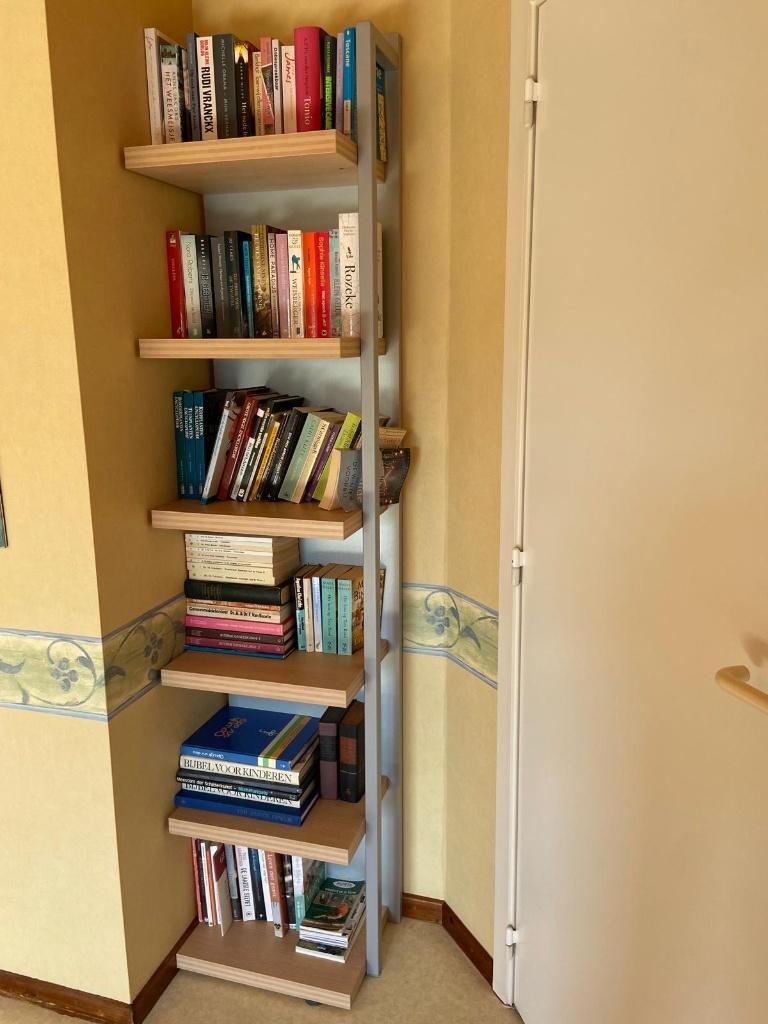 Smal Houten Boekenrek / Open Kast, Huis en Inrichting, Ophalen, Met plank(en), Minder dan 50 cm, 200 cm of meer