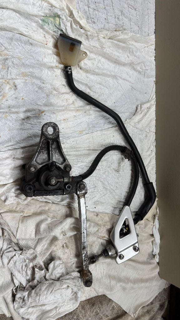 Frein arrière SV650N 1999-2002 + tuyaux + pompe + griffe, Enlèvement ou Envoi, Utilisé