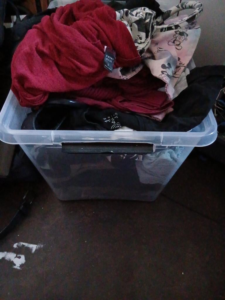 Bak vol kleding, Ophalen, Maat 36 (S)