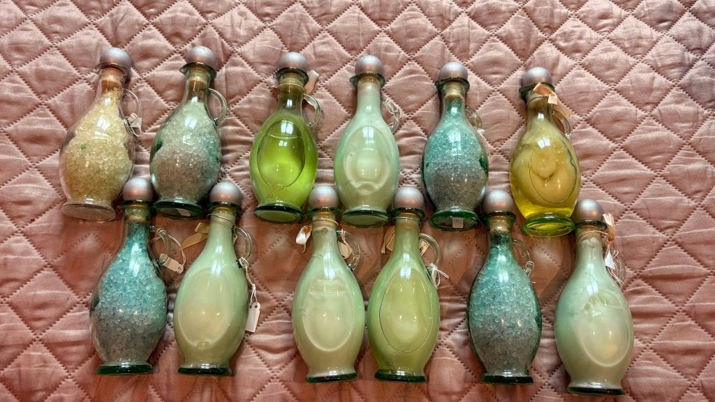 Set van 12 vintage decoratieve glazen flessen, Ophalen, Nieuw, Met bad