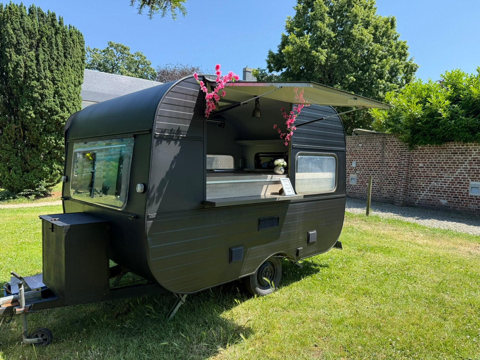 Stijlvolle zwarte klassieke foodtruck : instapklaar, Ophalen