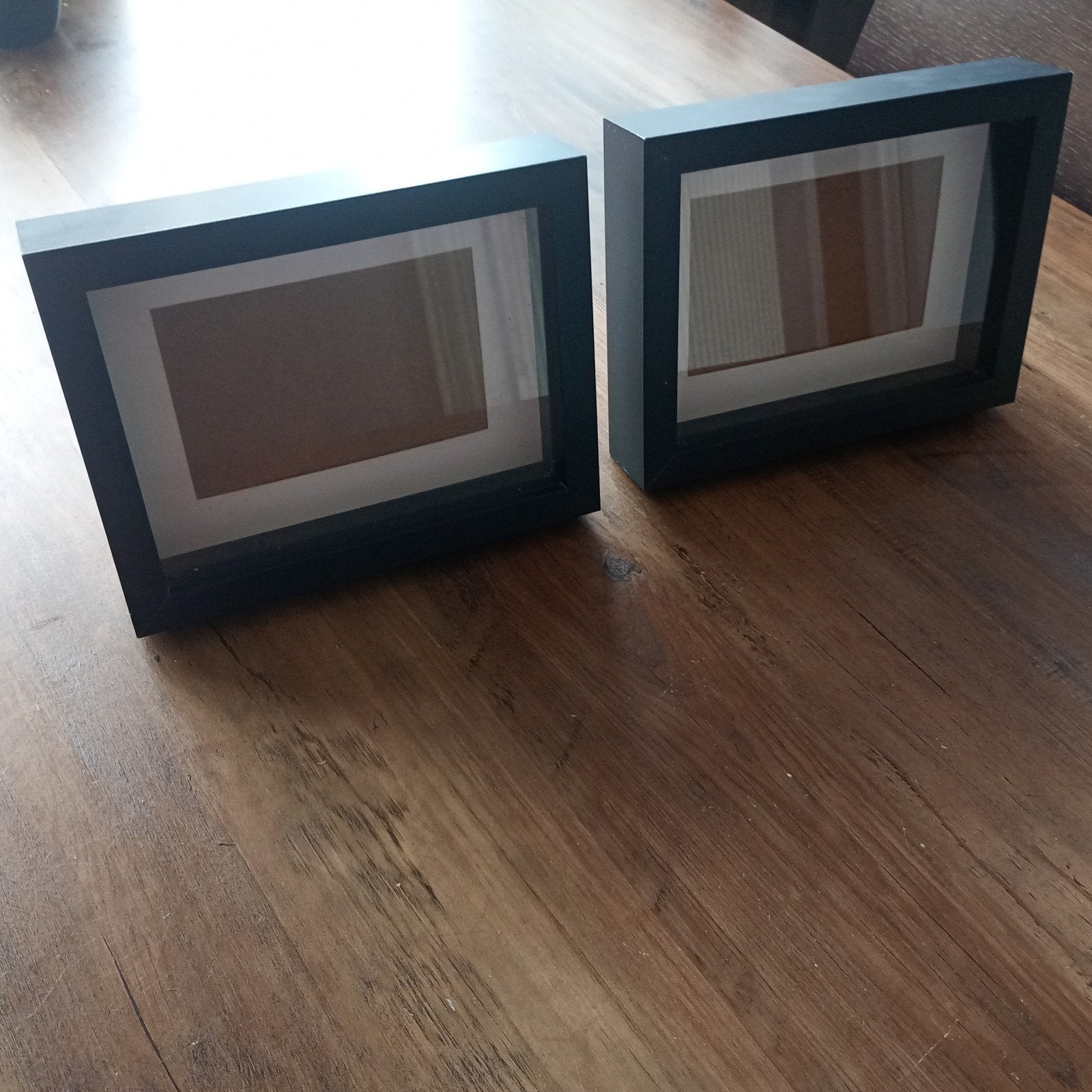 2 zwarte houten foto kaders met dikke omlijsting, samen 5€, Enlèvement