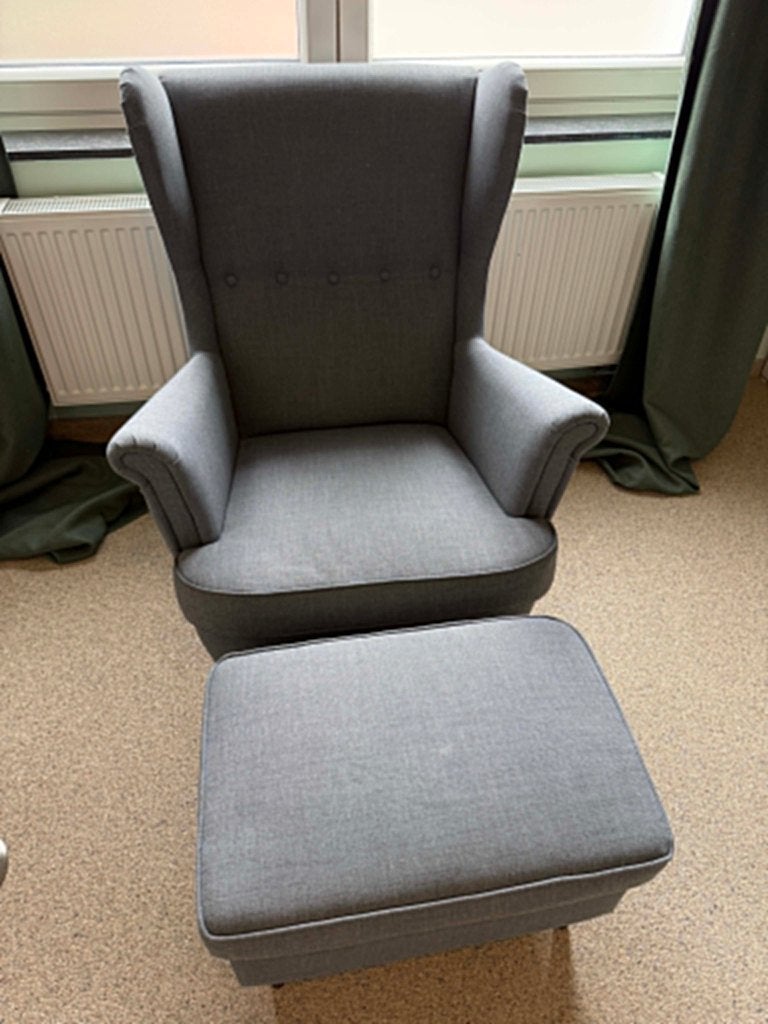 Ikea STRANDMON met poef, Ophalen, Zo goed als nieuw