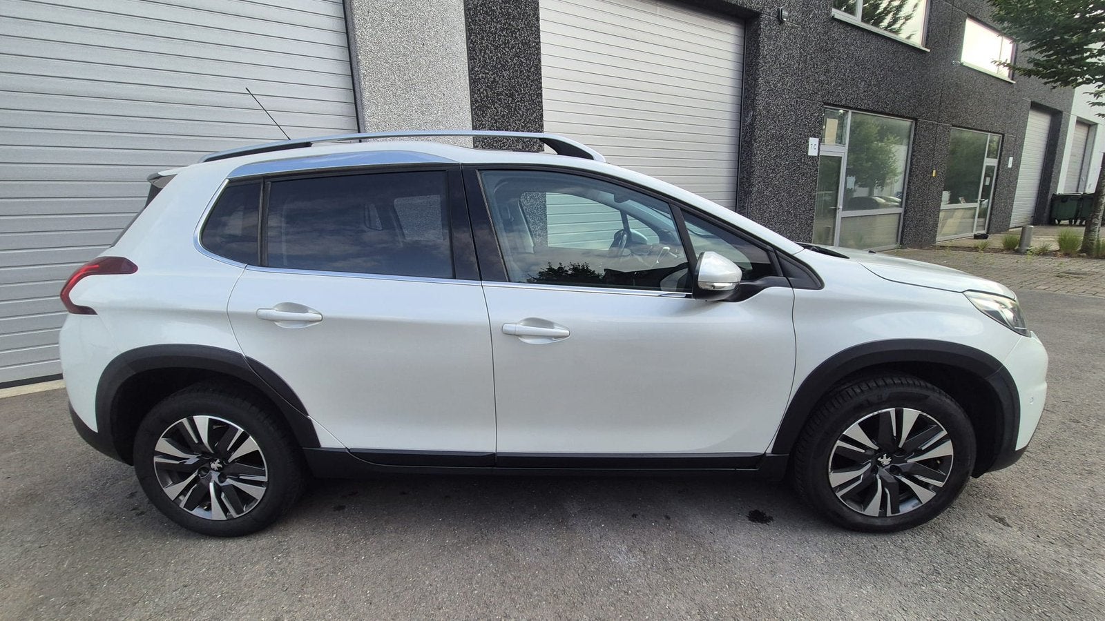 Peugeot 2008 1.2 allure/ panodak/ navi/ pdc/ camera/ 1j gara, Autos, Achat, Euro 6, Entreprise, Garantie prolongée