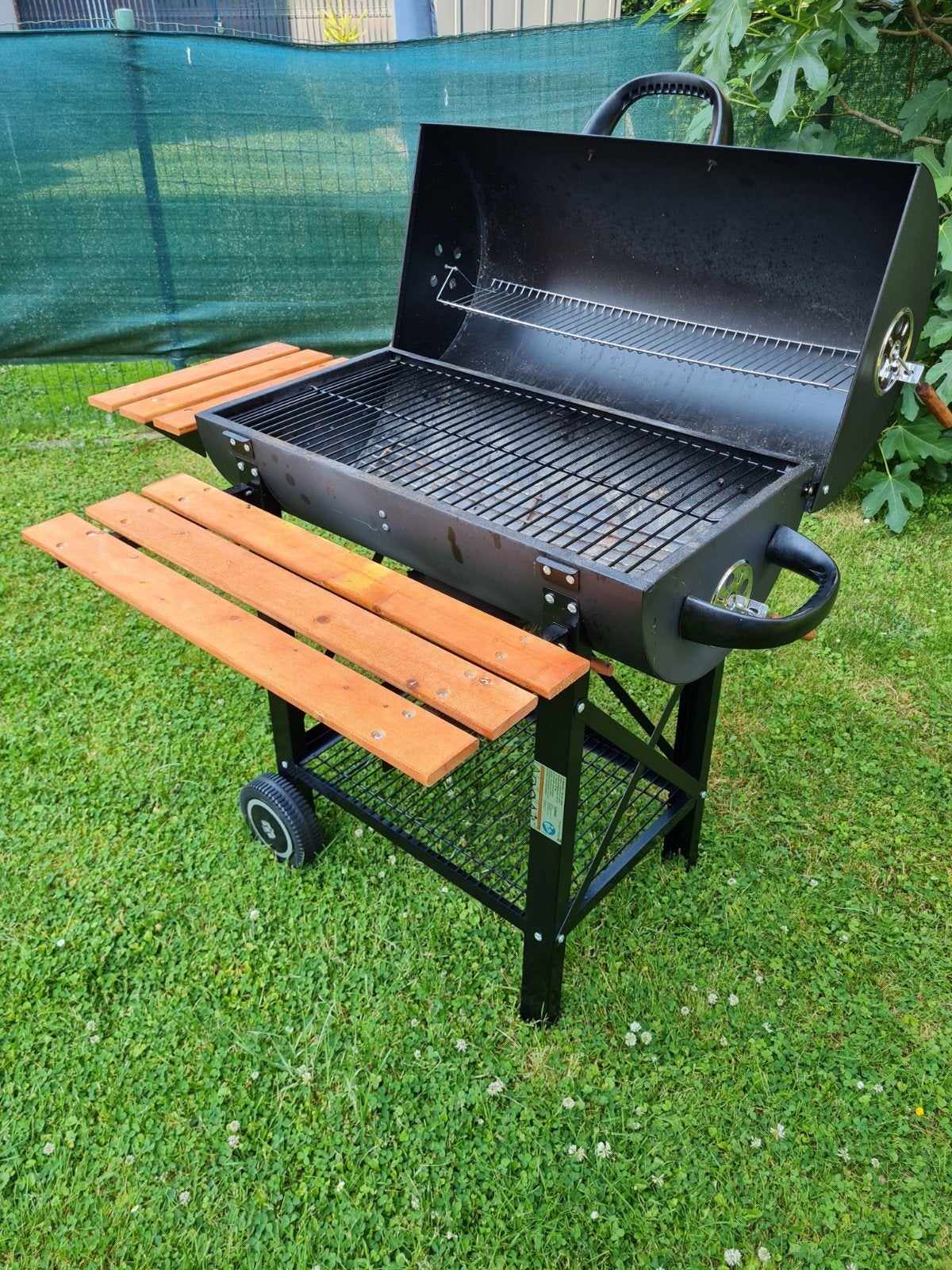 Barbecue au feu de bois utilisé une fois