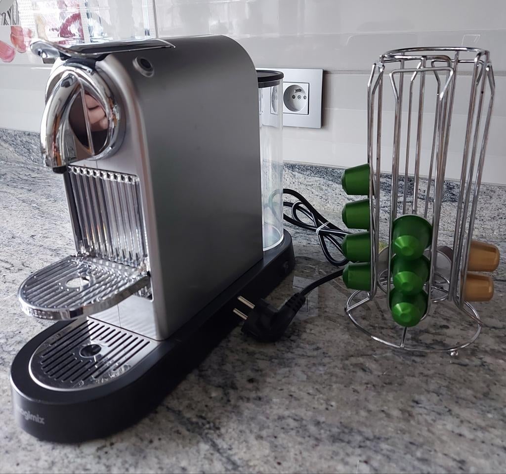Machine à café NESPRESSO +support à capsules.  ️ PAS D'ENVO, Electroménager, Cafetières, Enlèvement