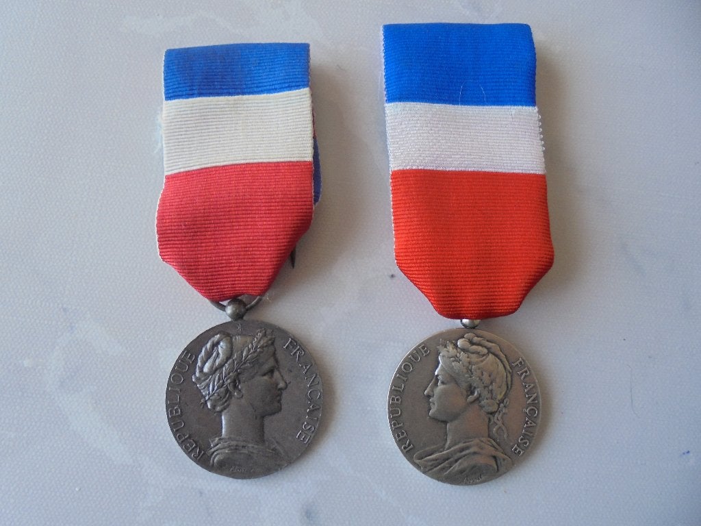 2 médailles françaises du travail et de l'agriculture, Collections, Objets militaires | Général, Autres, Enlèvement ou Envoi