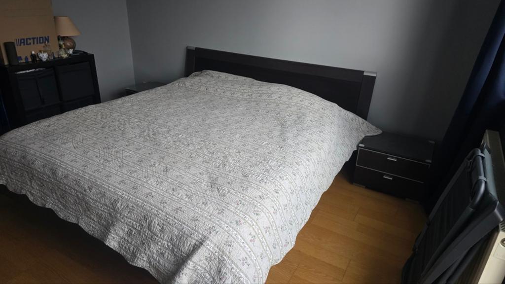 Lit 2 personnes 1,80m200+ 2 tables de nuit et matelas, Enlèvement