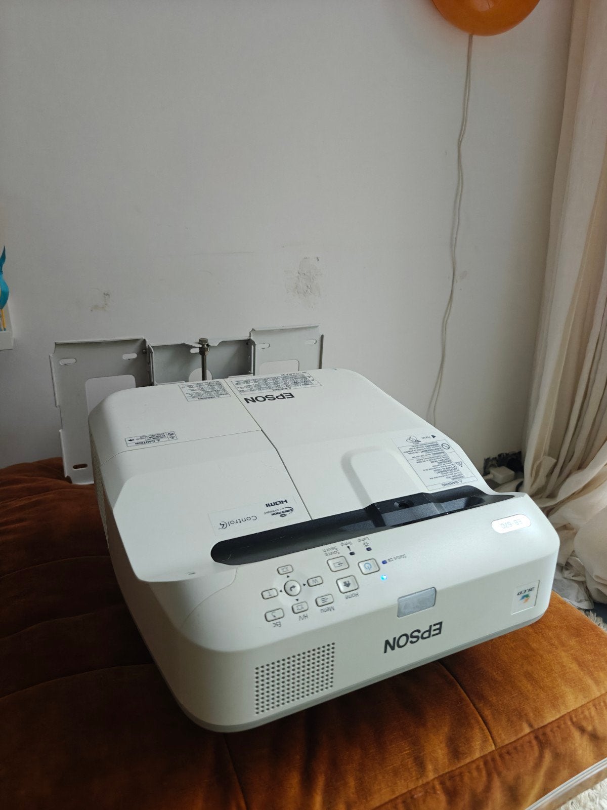 Epson EB-670 UST beamer + originele Epson muurbeugel, Audio, Tv en Foto, Ophalen, Epson, Zo goed als nieuw, LCD