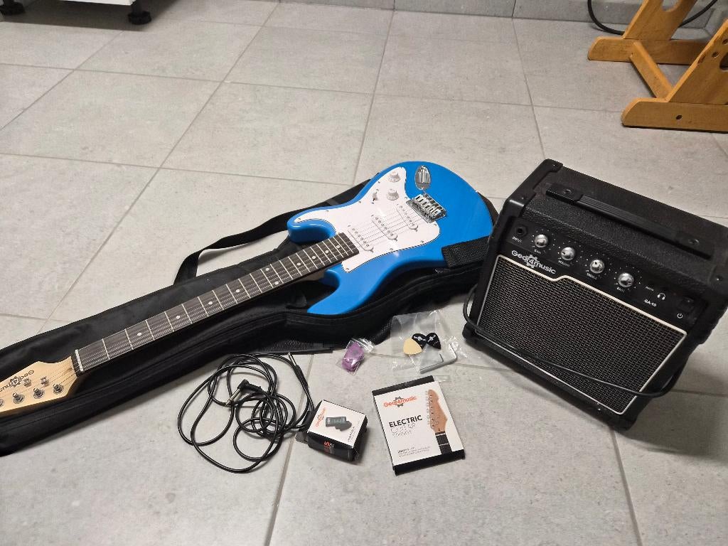 LA electrische gitaar + versterker, Ophalen, Zo goed als nieuw, Overige merken, Met versterker