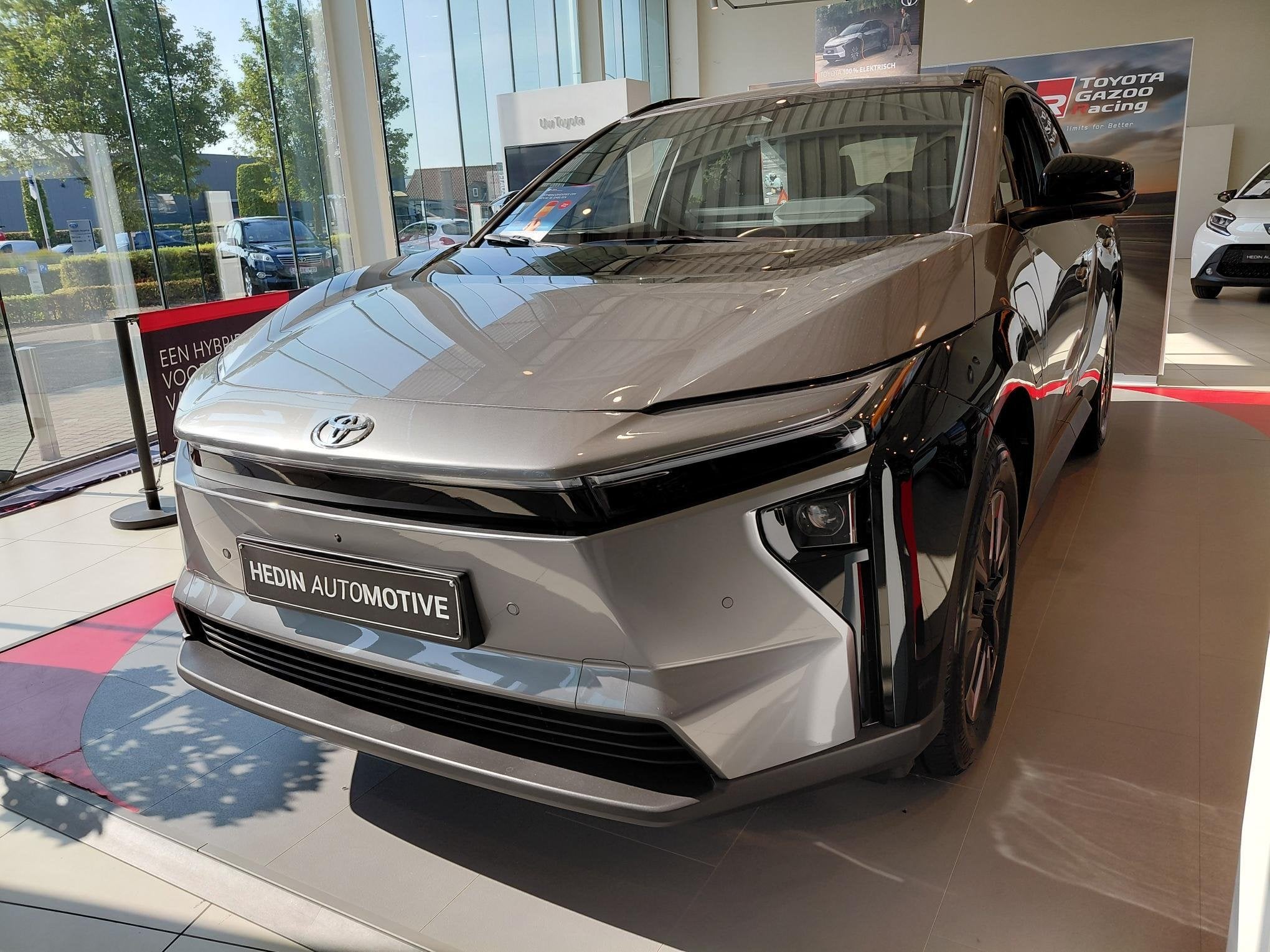 Toyota BZ4X Sedan, Auto's, Automaat, Stof, Overige kleuren, Nieuw