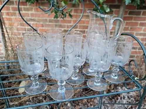 vintage gegraveerde waterglazen en een bijpassende kan, Ophalen of Verzenden