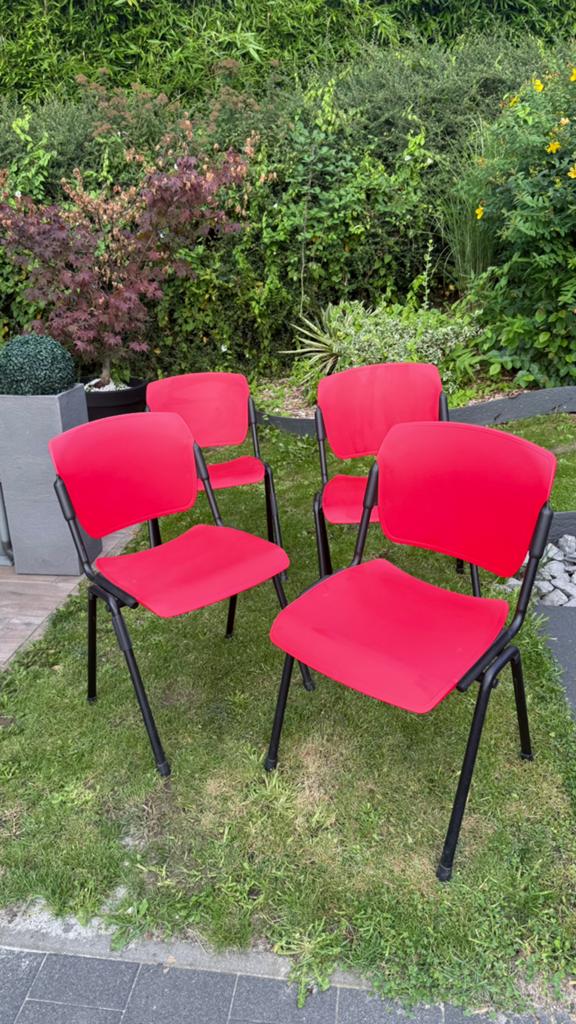 4 chaises empilables rouges et noires – très bon, Enlèvement, Comme neuf
