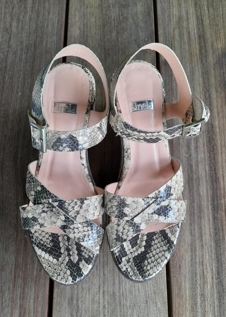 Open schoenen met sleehak – merk Sinela  – maat 38, Kleding | Dames, Sinela, Ophalen of Verzenden, Zo goed als nieuw, Schoenen met hoge hakken