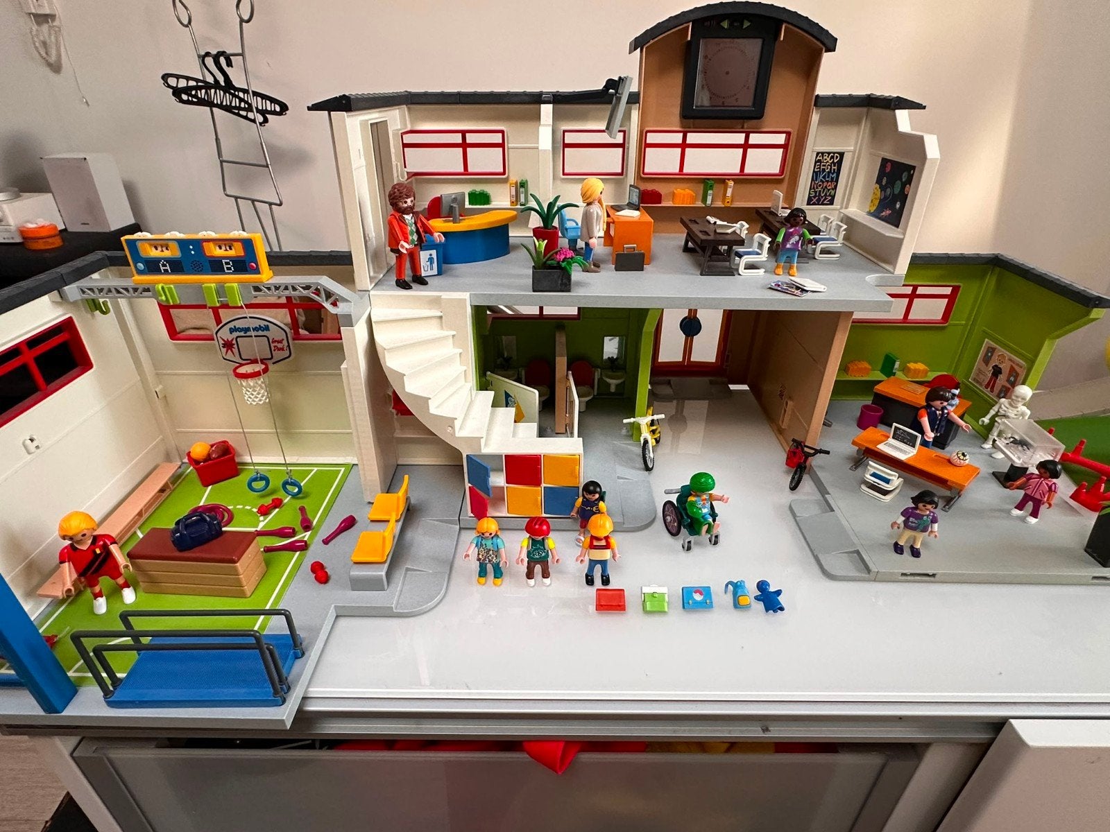 School met sportzaal en speeltuin, Ophalen of Verzenden
