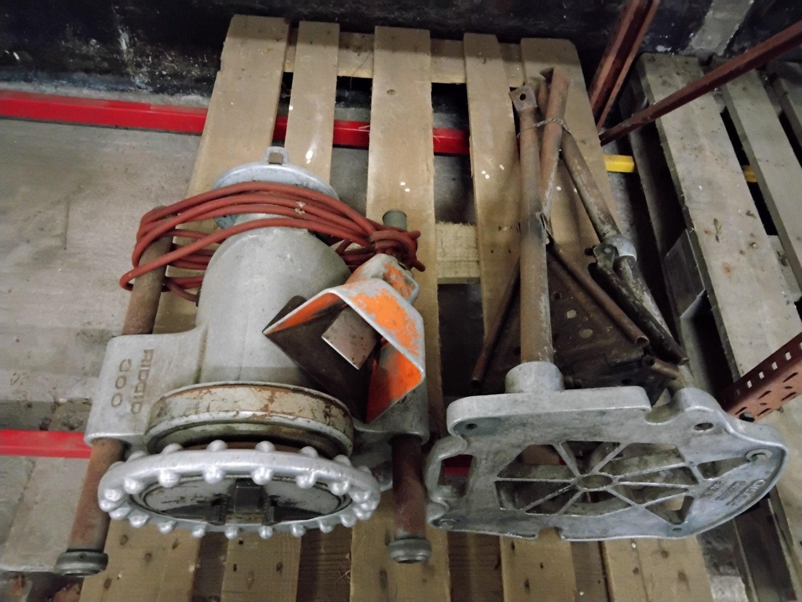 Ridgid 300. draadsnijpikkel met voetpedaal, Enlèvement