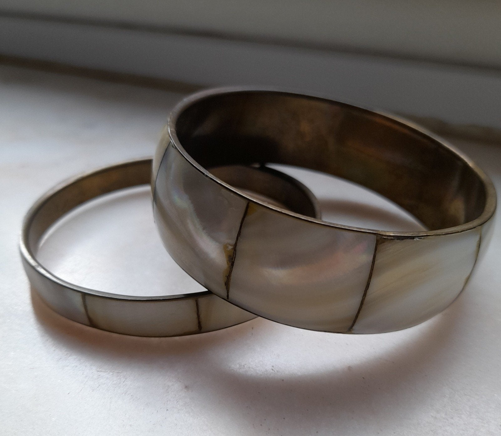 Oude armbanden van parelmoer en messing, Ophalen of Verzenden, Gebruikt