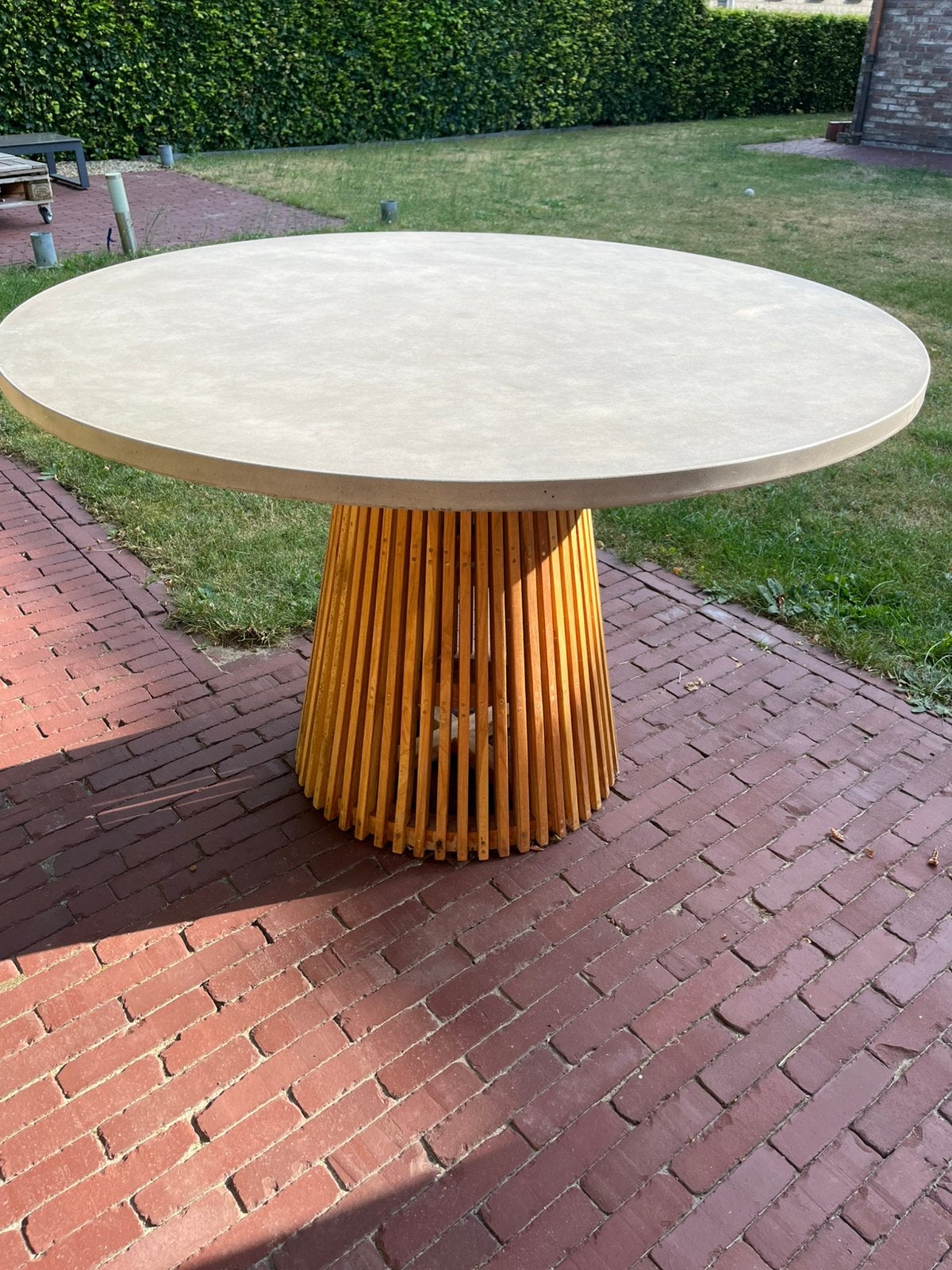 Ronde stenen tuintafel, Ophalen, Zo goed als nieuw, Rond, Overige materialen