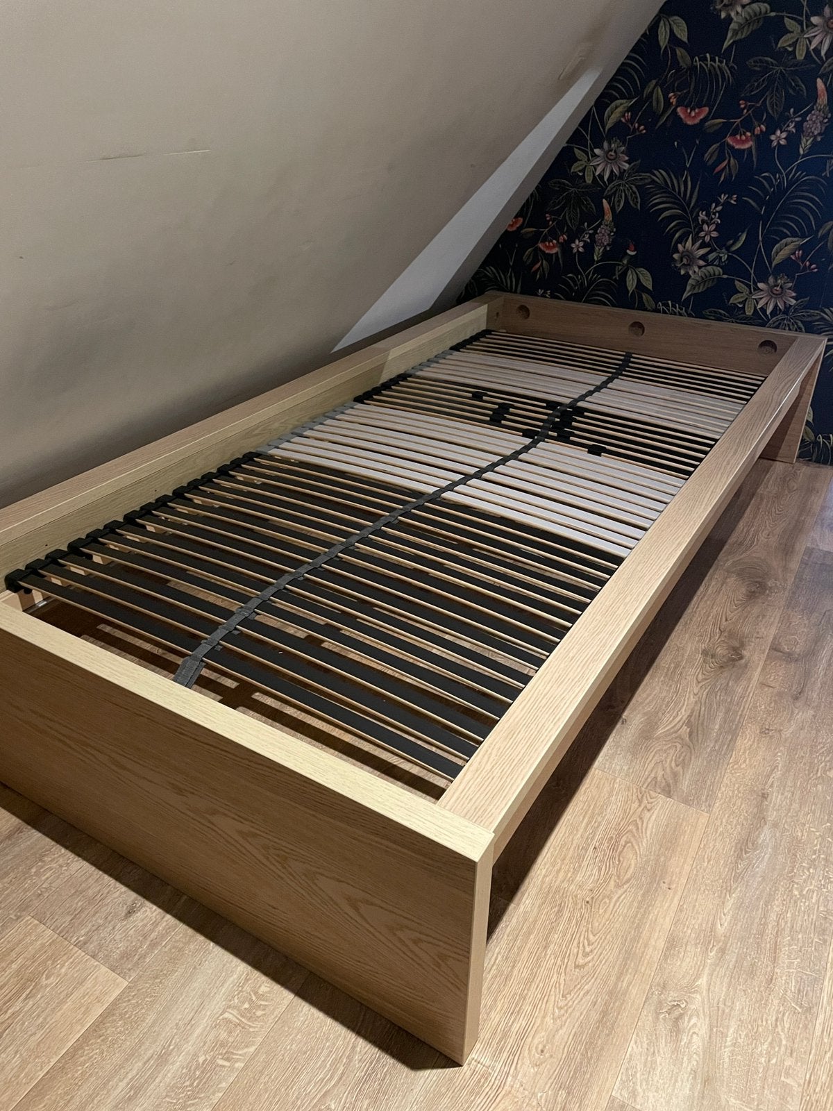 Eenpersoonsbed + lattenbodem, Huis en Inrichting, Slaapkamer | Bedden, Ophalen, Zo goed als nieuw