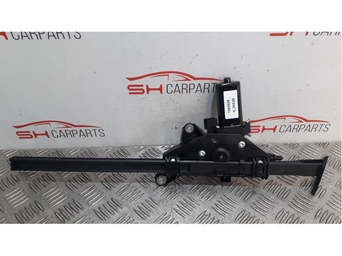Approche ceinture droite d'un Mercedes E-Klasse, 3 mois de garantie, Utilisé, -, -