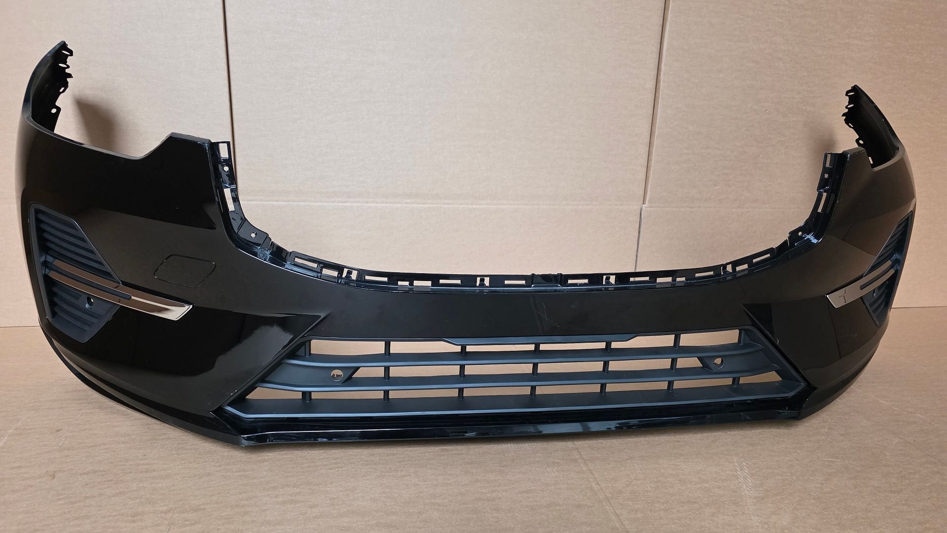 Voorbumper Volvo XC60 II Facelift 2021-2025 FACELIFT BUMPER, Gebruikt, -, Voor, Ophalen of Verzenden