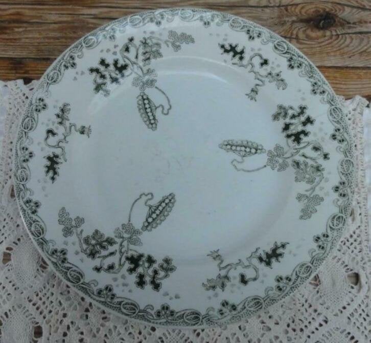 Oud Frans bord met groene bloemen, St.Amand , Terre de Fer, Ophalen of Verzenden