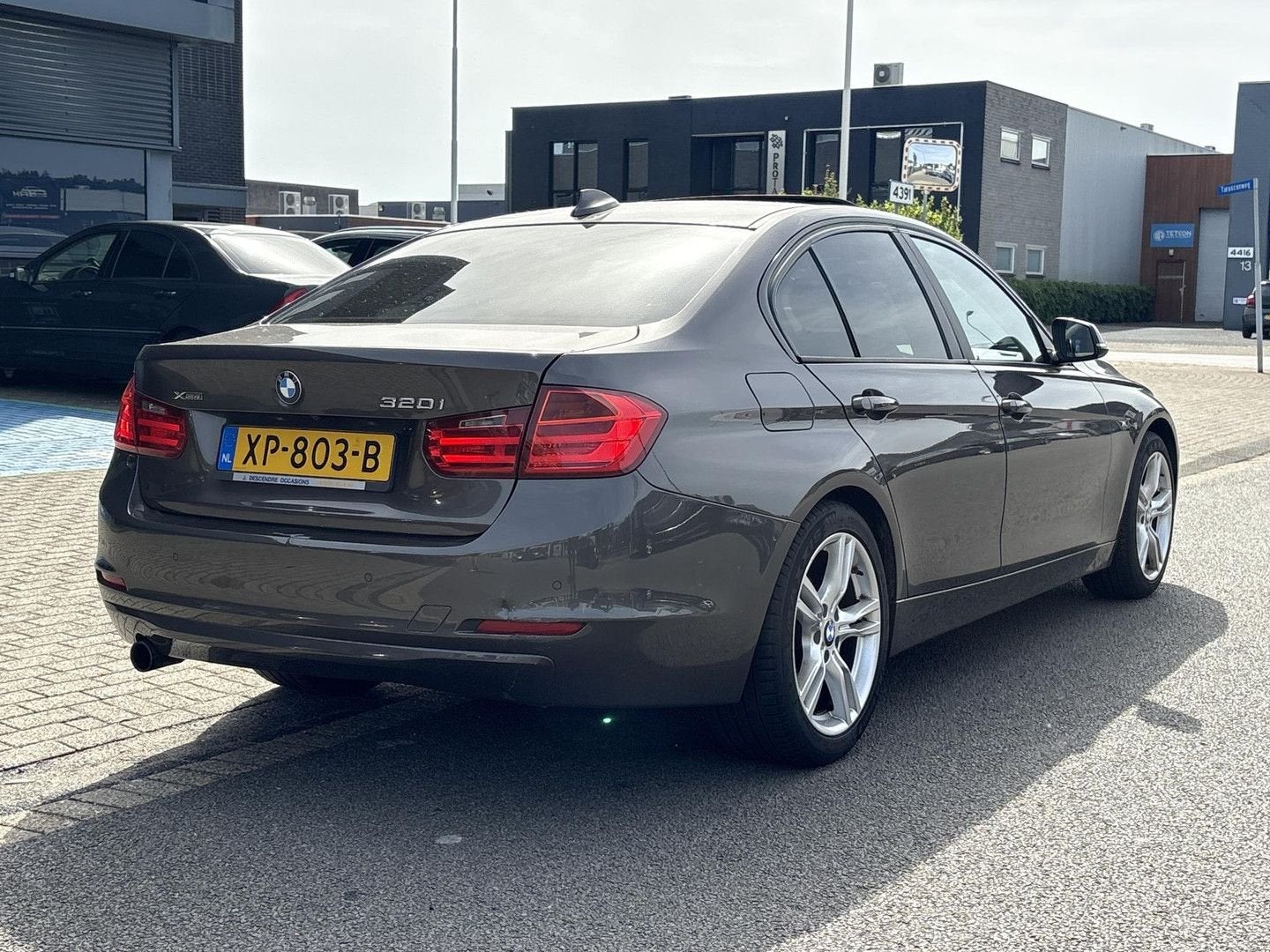 BMW 320 3-serie 320i xDrive High Executive | Leder | Pano |, Auto's, BMW, 158 g/km, Navigatiesysteem, Bruin, 3 Reeks