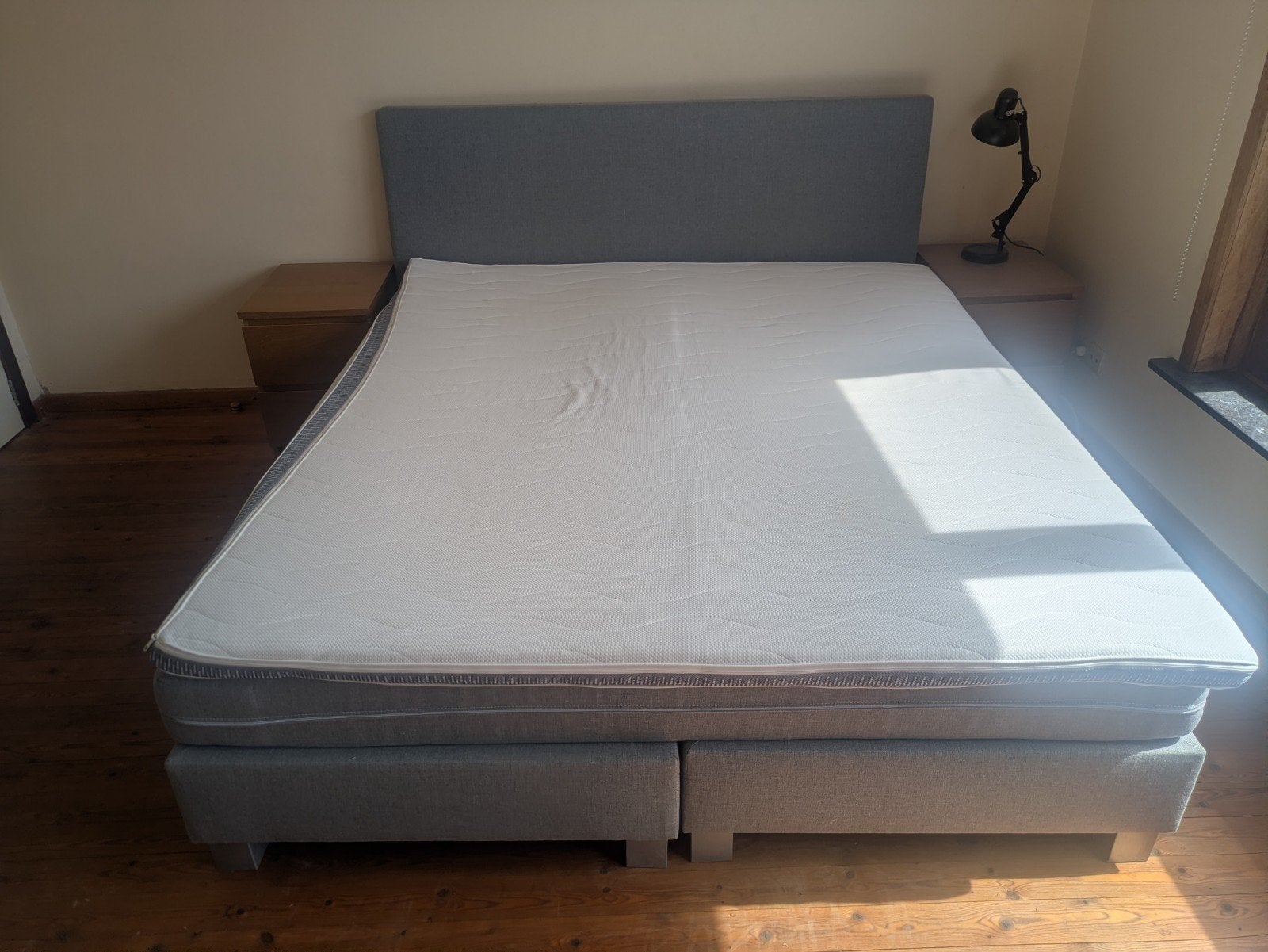 Boxspring 2 pers. 2 mètres x 1,8 mètres. Avec un matelas imp, Enlèvement, 90 cm