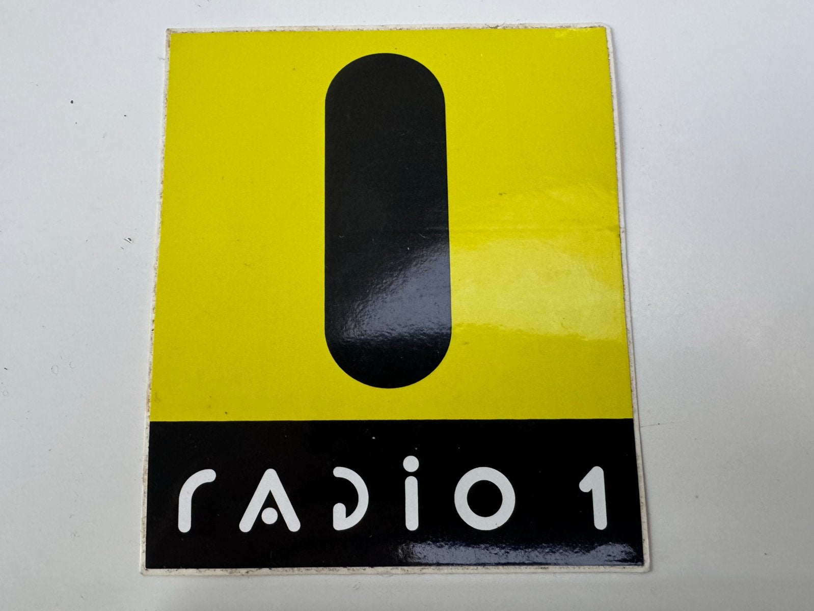 Gele sticker radio 1, Verzamelen, Ophalen, Nieuw, Film, Tv of Omroep