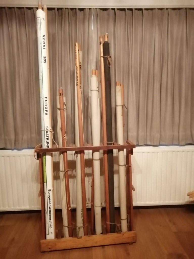 Houten schoolkaartenrek met landkaarten op linnen, Ophalen
