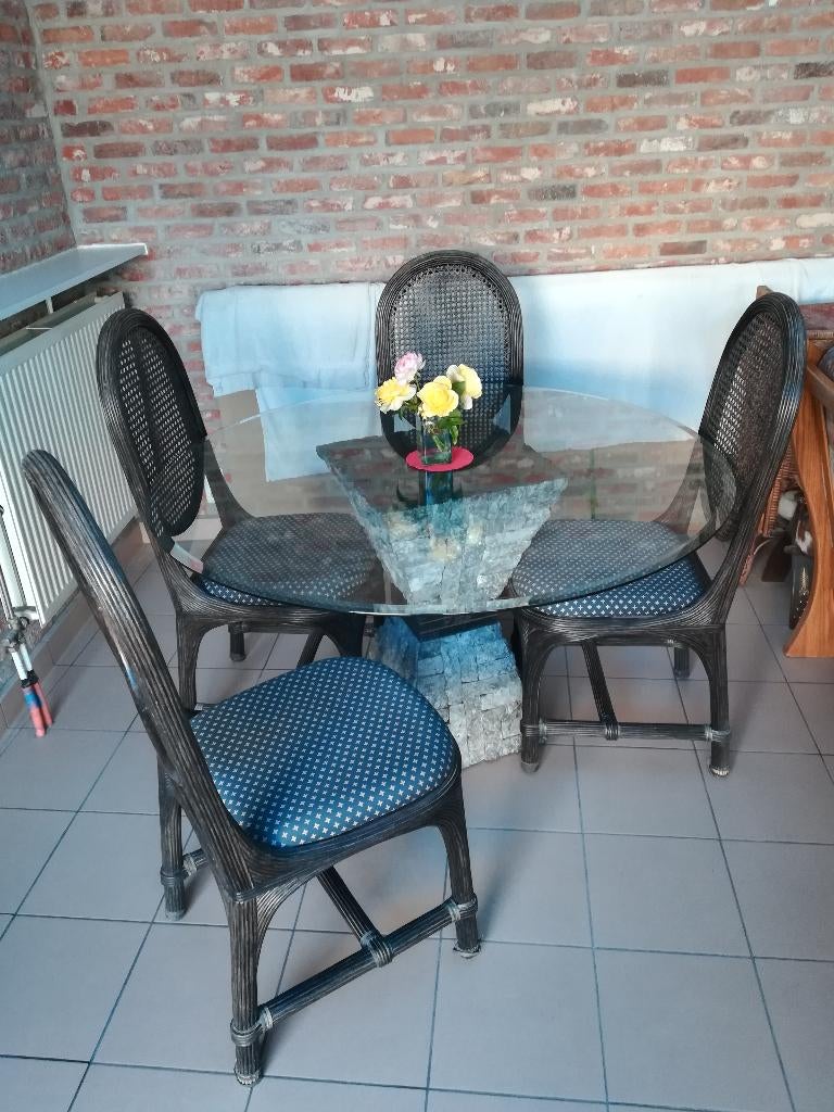 Table avec plateau en verre et 4 chaises en rotin, Quatre personnes, 150 à 200 cm, Rond, 150 à 200 cm