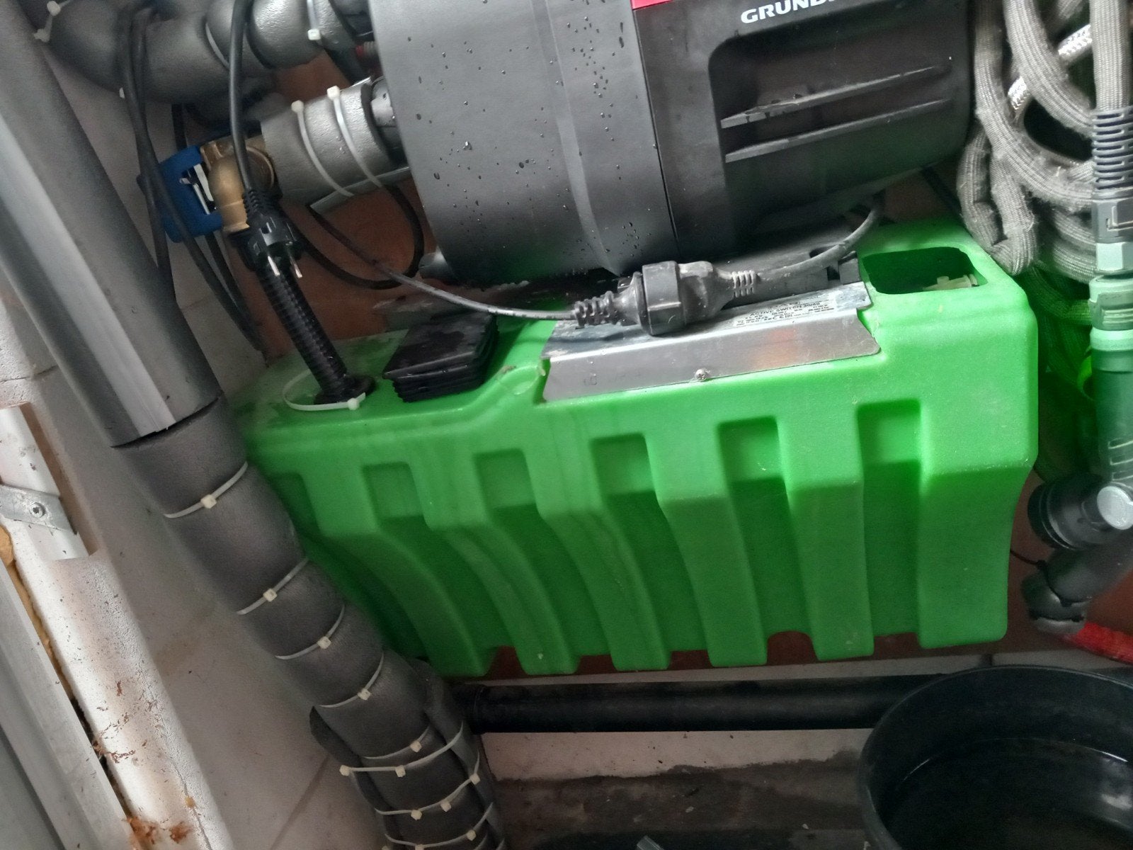 TE KOOP GEZOCHT waterreservoir voor regenwaterpomp, Ophalen