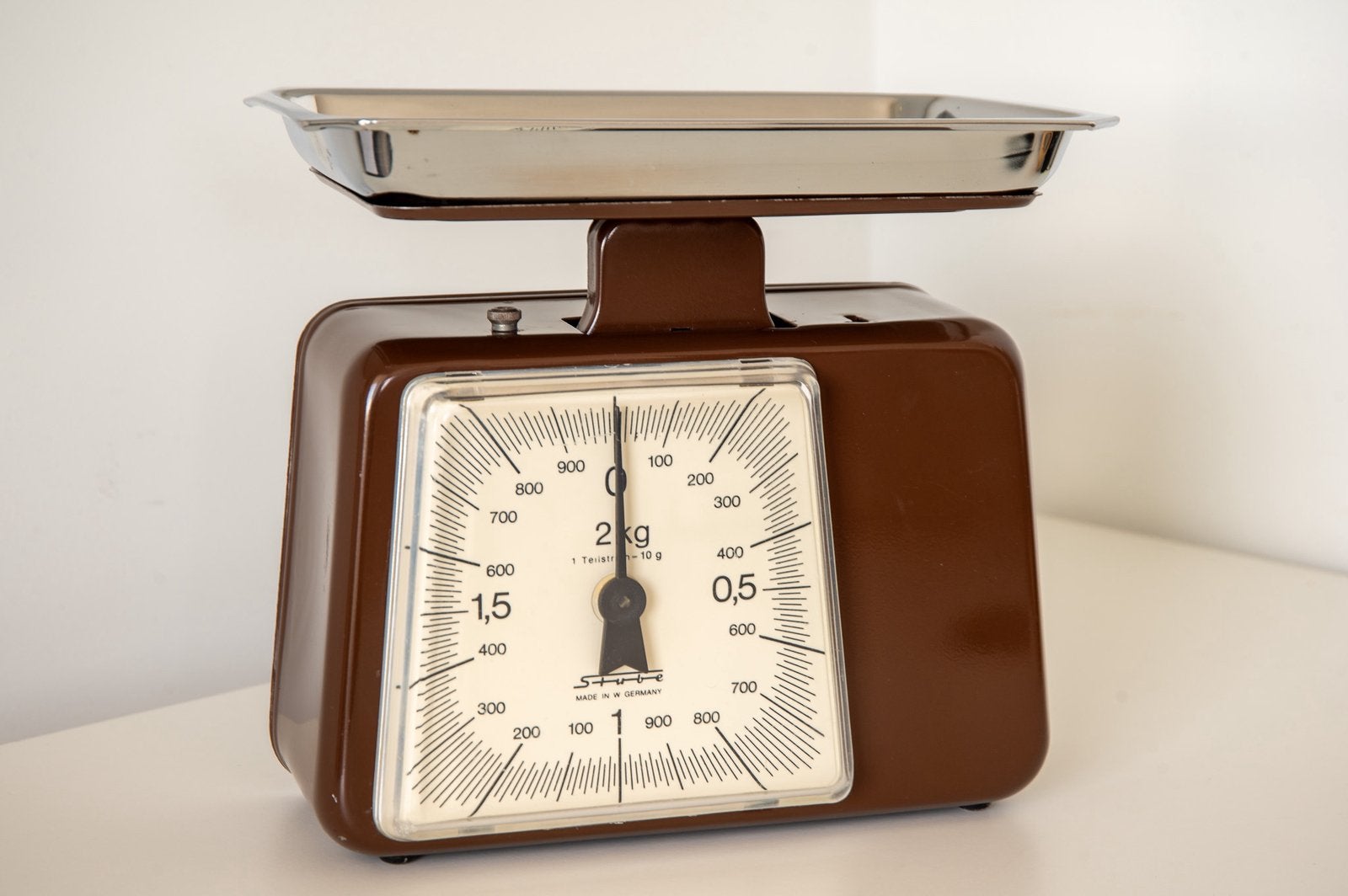 Vintage weegschaal STUBE, Huis en Inrichting, Ophalen of Verzenden, Gebruikt, Metaal, Bruin