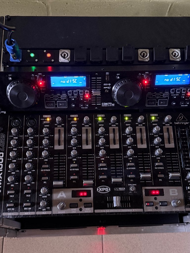 Dj-installatie in flightcase, Audio, Tv en Foto, Professionele apparaten, Ophalen, Zo goed als nieuw, Audio