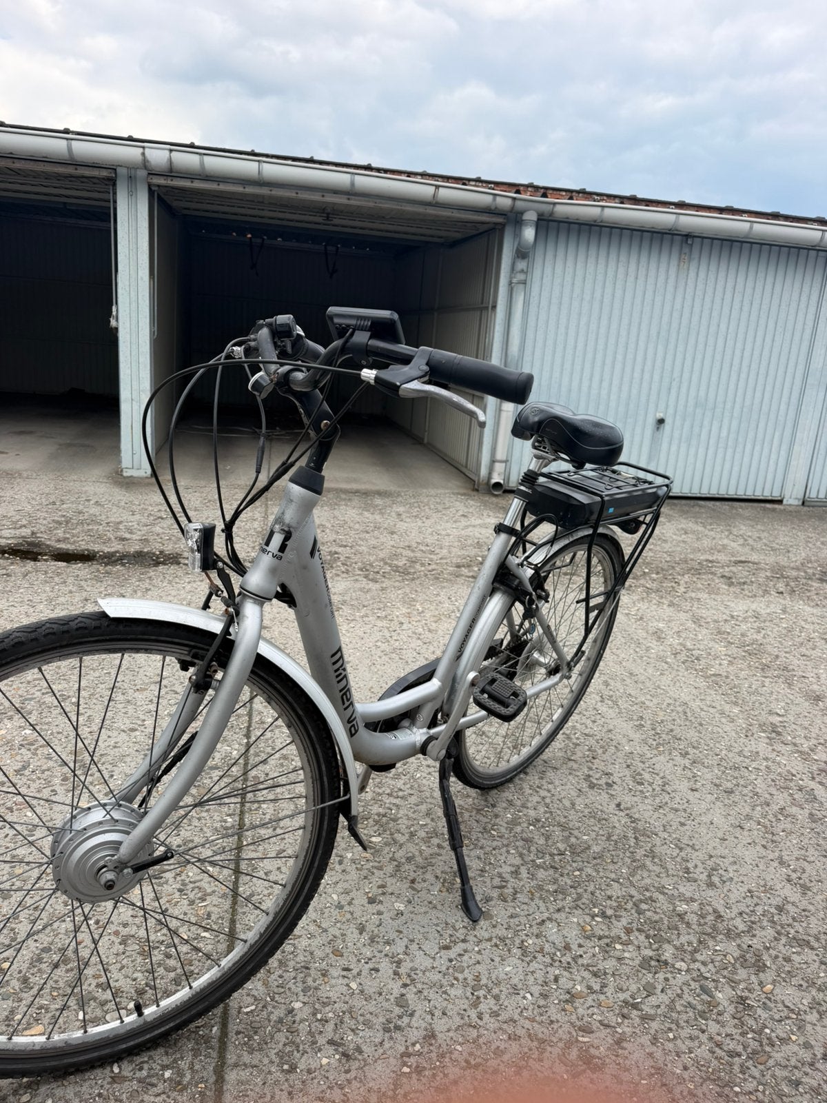 VÉLO ÉLECTRIQUE MINERVA AVEC MOTEUR AVANT, Vélos & Vélomoteurs, Enlèvement, Comme neuf