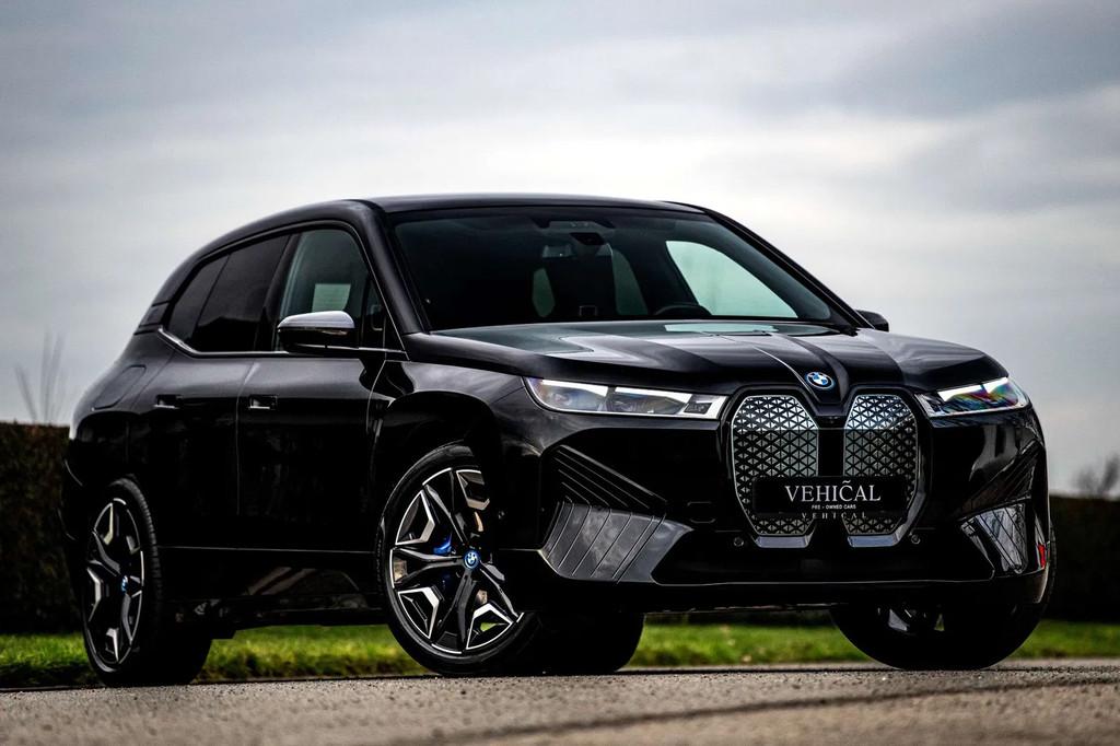 BMW iX xDrive40 M SPORT |PANO|MASSAGE|SOFTCLOSE|TREKHAAK|360, Auto's, BMW, Automaat, Gebruikt, USB, 326 pk