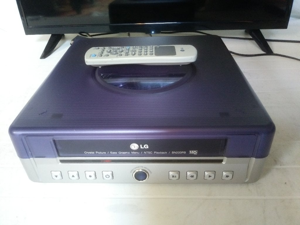 Enregistreur vidéo VHS LG BN200, lit aussi cassettes de NTSC, Enlèvement ou Envoi, Comme neuf, Lecteur ou enregistreur VHS