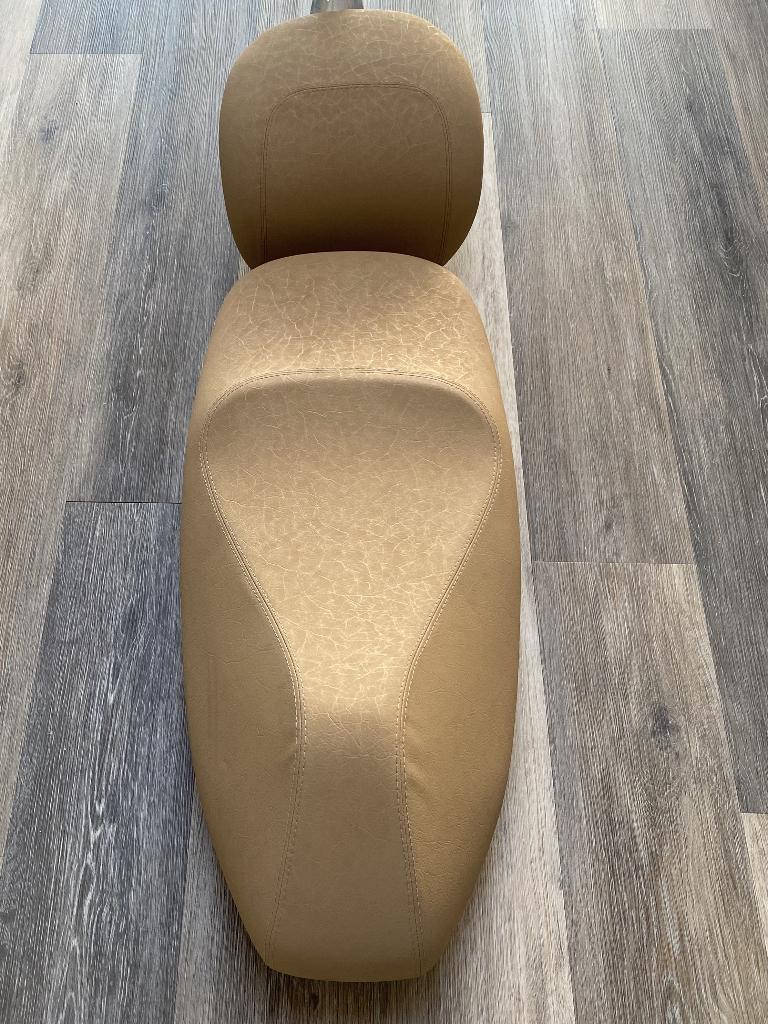 Zadel + rugsteun beige Vespa GTS 125/300, Fietsen en Brommers, Ophalen, Nieuw, Zadel, Vespa