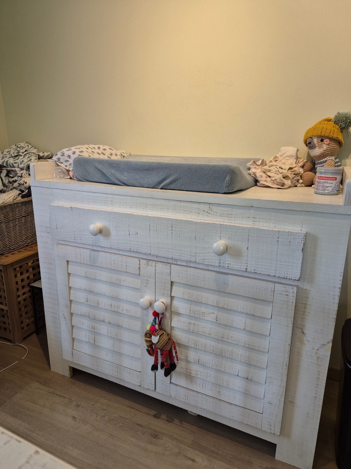 witte baby commode en bed - massief hout, Kinderen en Baby's, Ophalen, Gebruikt, Jongetje of Meisje
